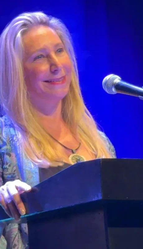 Karina Milei durante el acto en Teatro Gran Rivadavia.