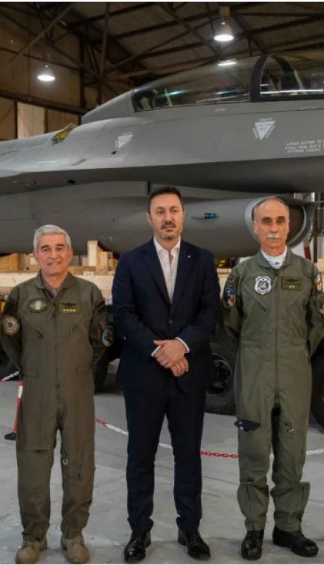 El primer caza multirol llegó desde Dinamarca a la Base Aérea de Tandil.