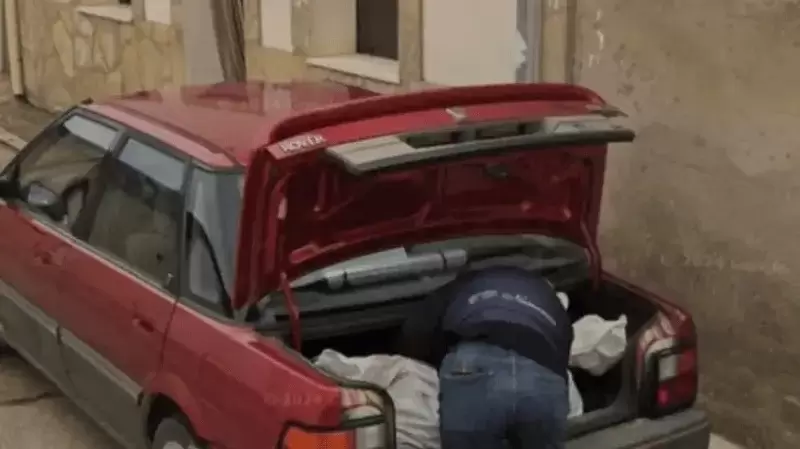 Google Maps registró a un hombre que metió un cuerpo dentro de un auto.