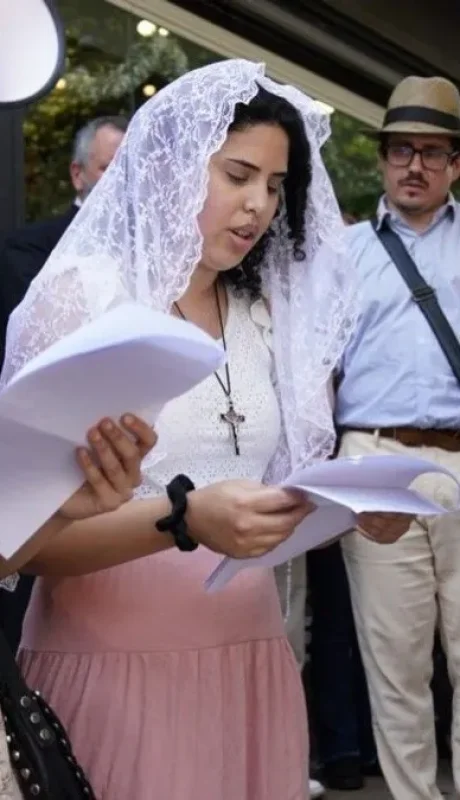 Numerosas personas se unieron en un "rezo colectivo" a las puertas de la productora Olga, en Palermo.