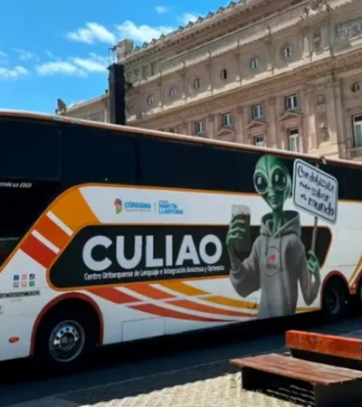 El micro con la polémica palabra, ploteado y listo para andar caminos.