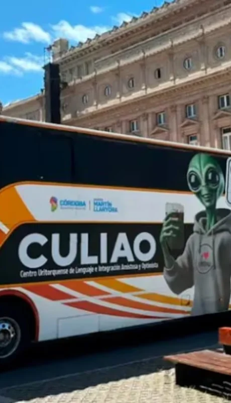 El micro con la polémica palabra, ploteado y listo para andar caminos.