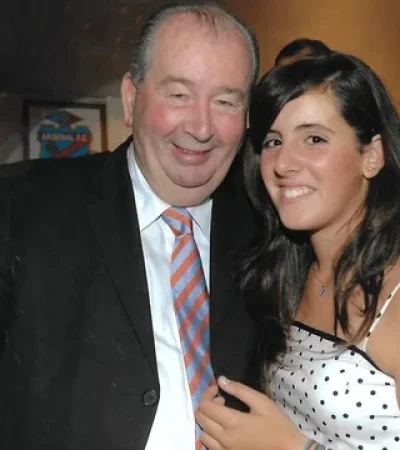 Julio Humberto junto a su nieta, actual presidenta de Arsenal