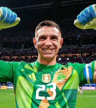 Dibu va por su tercer galardón consecutivo de France Football.