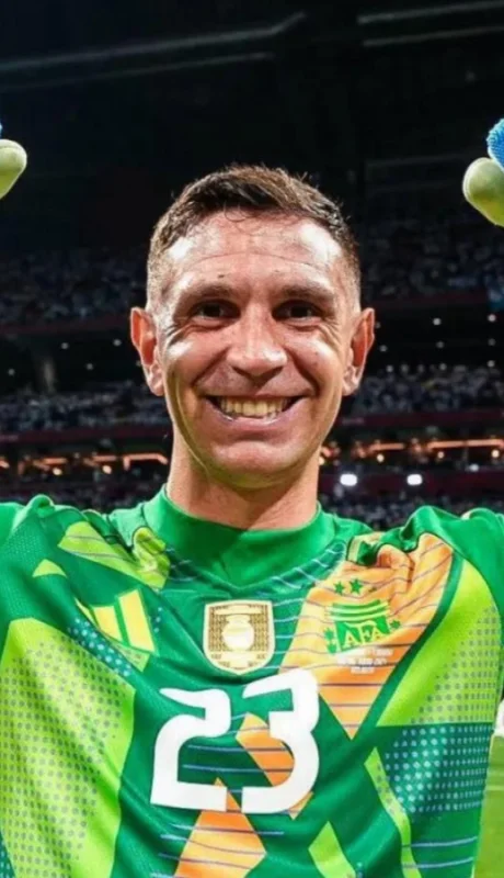 Dibu va por su tercer galardón consecutivo de France Football.