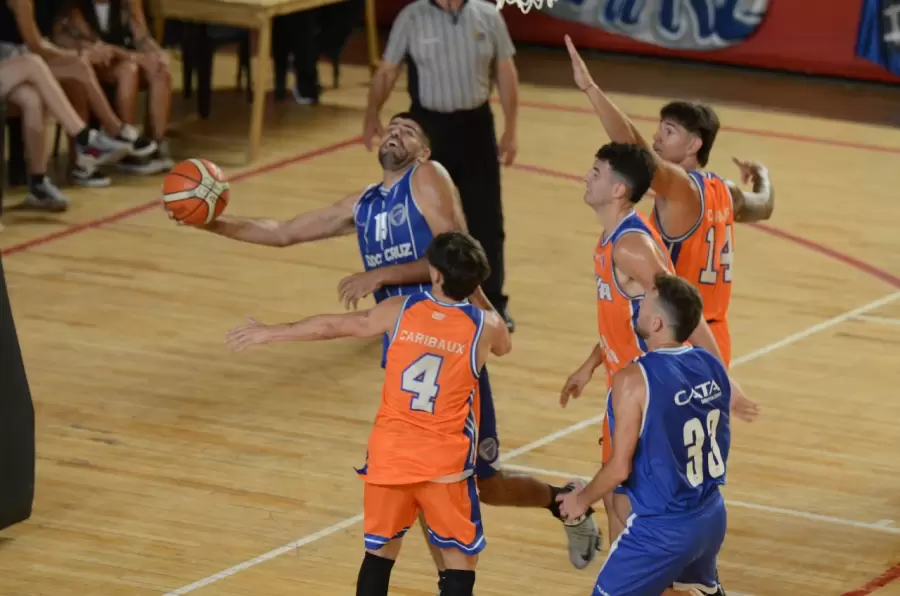 Chiquito se hizo gigante bajo el canasto. FOTO: Salto Inicial