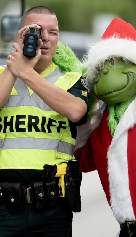 El Grinch policial da a elegir... ¿Multa o cebolla?