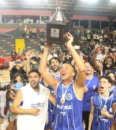El Tomba se floreó en el Polimeni y gritó campeón. FOTO: Salto Inicial