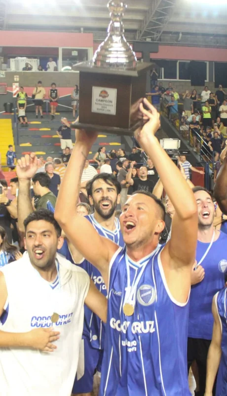 El Tomba se floreó en el Polimeni y gritó campeón. FOTO: Salto Inicial