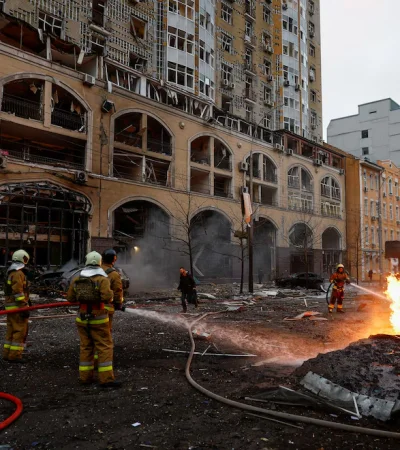 Bomberos apagan el fuego tras un ataque ruso este viernes en Kiev.