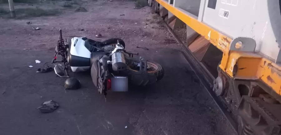 Moto chocó con un tren de carga/ Fuente: Ministerio de Seguridad