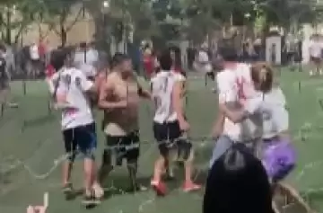 Caos en un partido de fútbol: disparó un arma en medio de una pelea por un córner