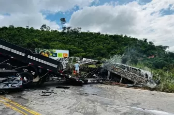 Tragedia en Brasil: triple choque e incendio dejó al menos 30 personas muertas