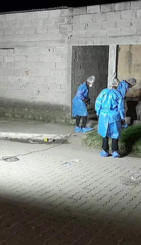 Peritos trabajan en la investigación del trágico hecho. (Foto: cortesía Infobae)