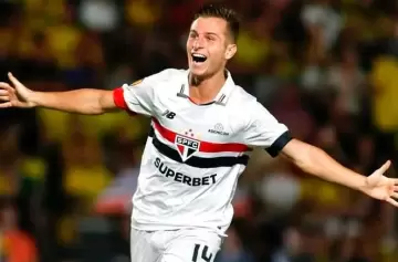 Un viejo anhelo de Riquelme se podría dar en este mercado de pases