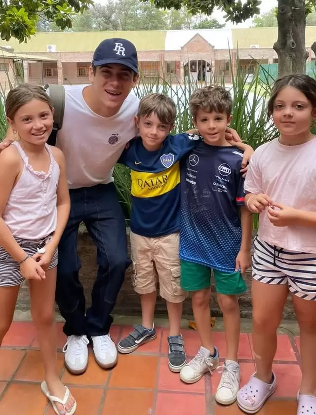 Los niños del colegio no perdieron oportunidad para sacarse una foto con el ídolo.