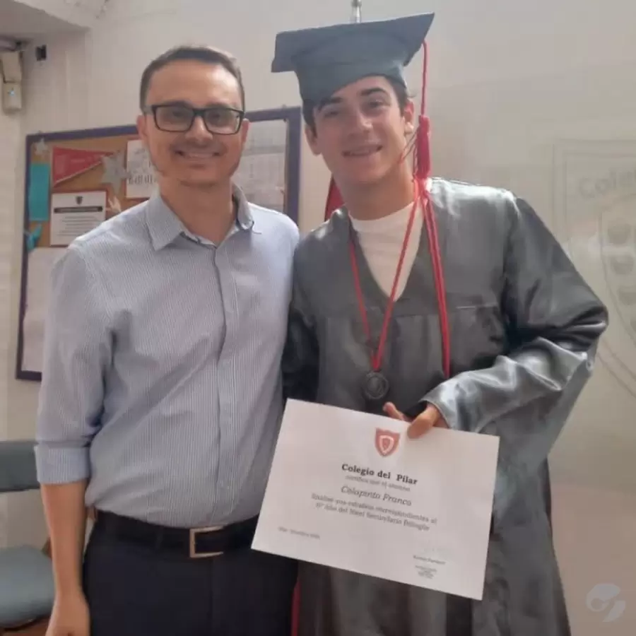 Franco, orgulloso con su diploma.