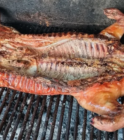 Lechón asado infaltable en la mesa navideña