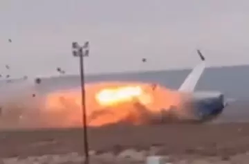 Se estrelló un avión de pasajeros de Azerbaijan Airlines en Kazajistán