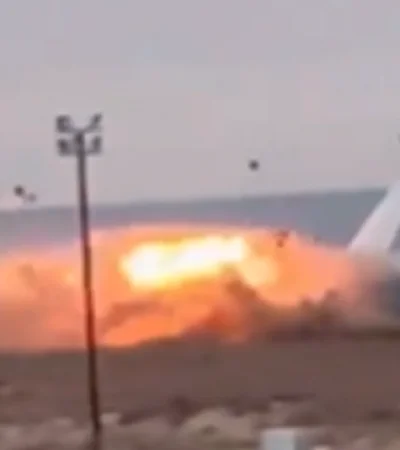 Captura de pantalla del momento en el que la aeronave toca tierra y explota en el mismo instante.