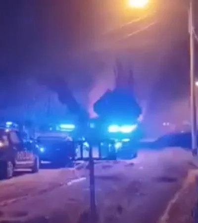 Momento en el que la policía arribó al lugar donde quemaron las viviendas por el asesinato de Benjamín Rivas.