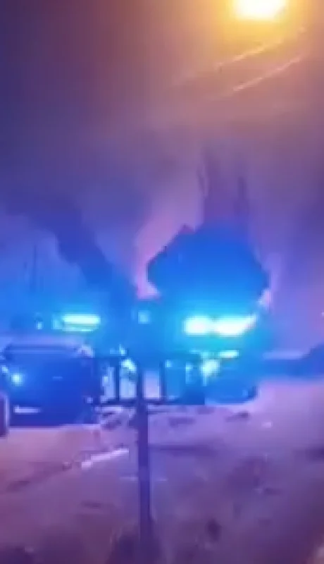 Momento en el que la policía arribó al lugar donde quemaron las viviendas por el asesinato de Benjamín Rivas.