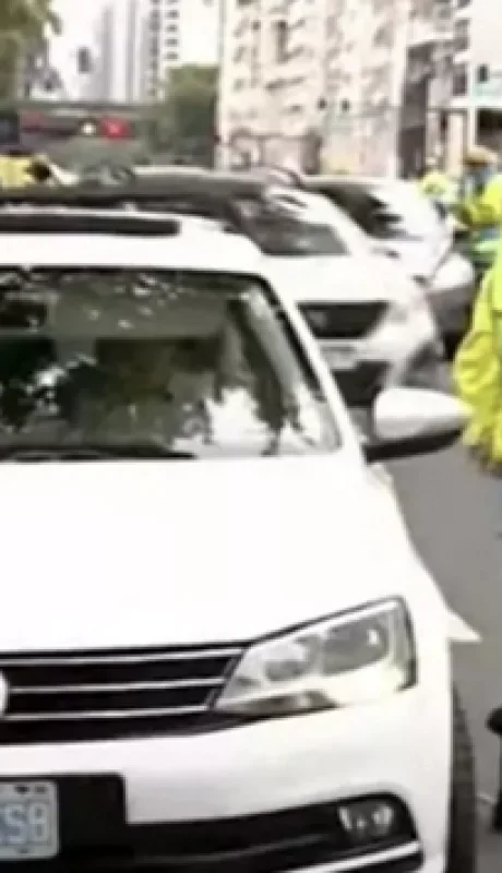 Desde el comienzo del procedimiento el conductor estuvo atrincherado en su vehículo.