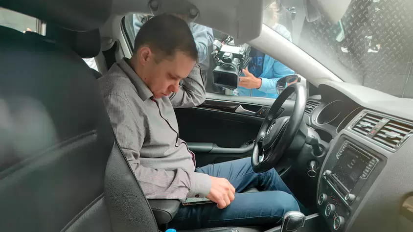 La llegada a la embajada Rusa del diplomático que se negó a hacer el control de alcoholemia, Sergei Baldin.