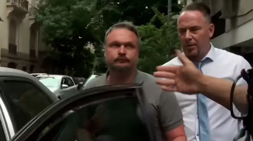 El segundo diplomático ruso que se negó a realizar el test de alcoholemia llega a la embajada.