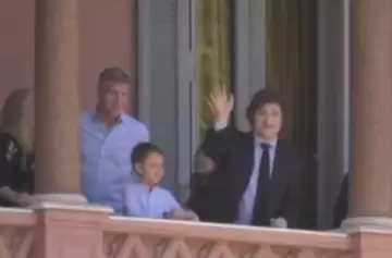 Video: Javier Milei y Martín Palermo saludaron desde el balcón de la Casa Rosada