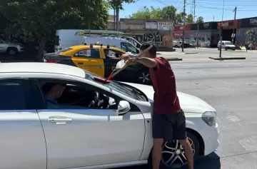 Un limpiavidrios evitó una tragedia en Guaymallén