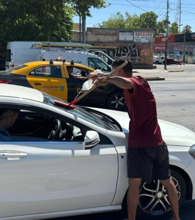 Un limpiavidrios evitó una tragedia en Guaymallén