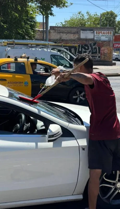 Un limpiavidrios evitó una tragedia en Guaymallén