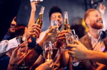 El lado B de las celebraciones: cómo decirle a un ser querido que bebe mucho