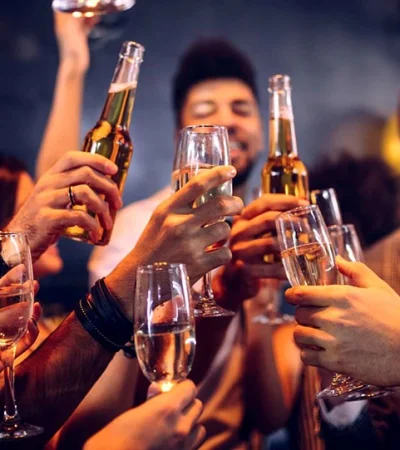 El lado B de las celebraciones: cómo decirle a un ser querido que bebe mucho