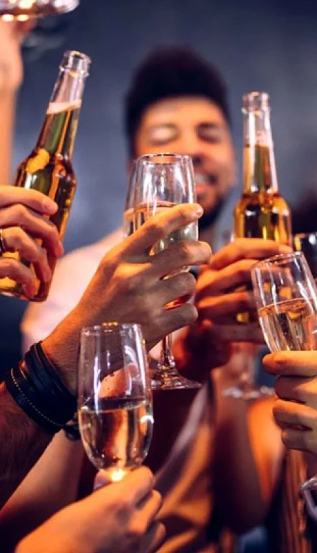 El lado B de las celebraciones: cómo decirle a un ser querido que bebe mucho