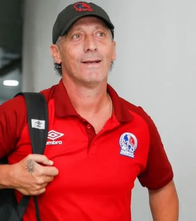 Pedro Troglio, asume en Instituto.