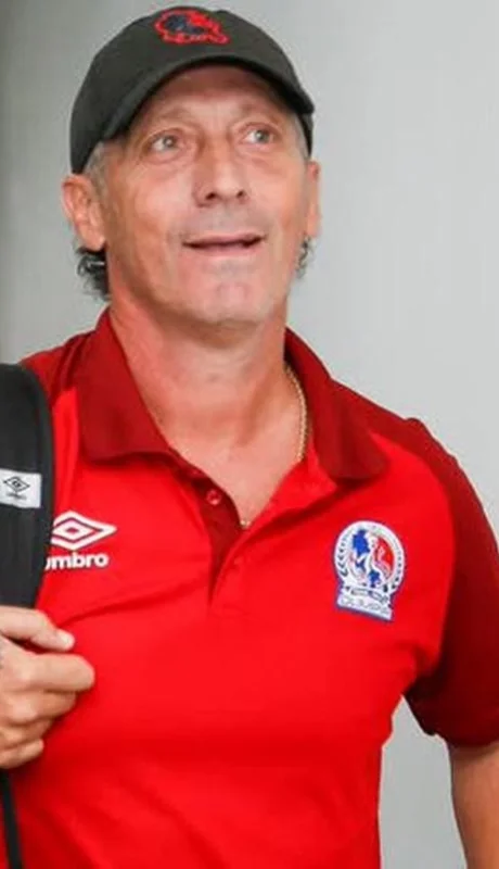 Pedro Troglio, asume en Instituto.