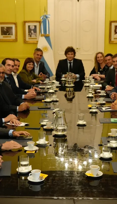 Milei, Karina y Martín Menem con los radicales