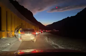 Una frontera en llamas: interminables filas para cruzar a Chile