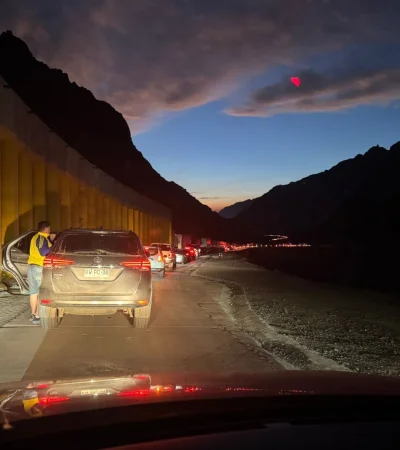 Una frontera en llamas: interminables filas para cruzar a Chile