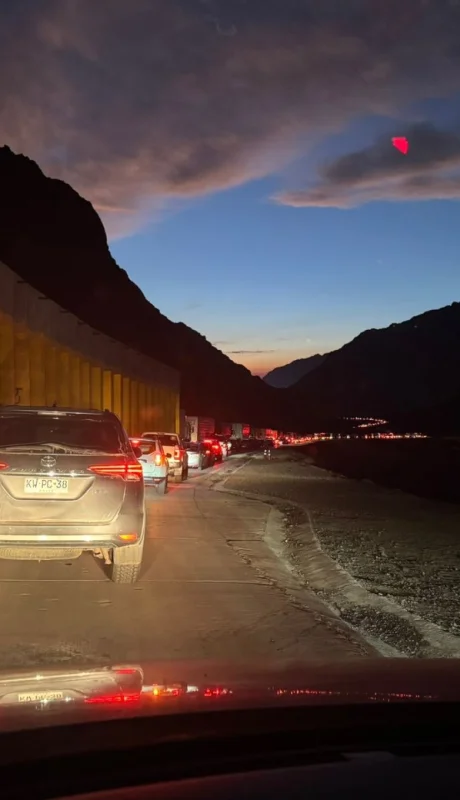 Una frontera en llamas: interminables filas para cruzar a Chile