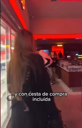 Un boliche que tiene un supermercado de bebidas.