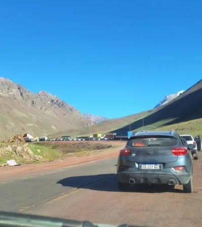 El tránsito a Chile quedó paralizado minutos después de las 09.30 de hoy viernes debido a la gran cantidad de viajeros sobre la Ruta 7.