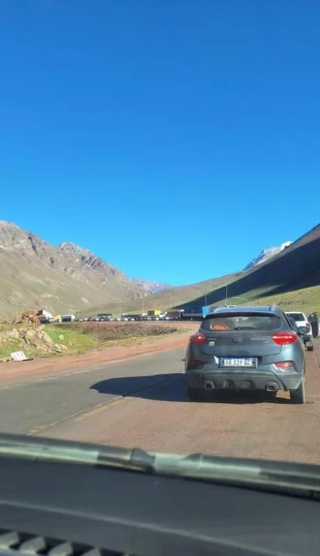 El tránsito a Chile quedó paralizado minutos después de las 09.30 de hoy viernes debido a la gran cantidad de viajeros sobre la Ruta 7.