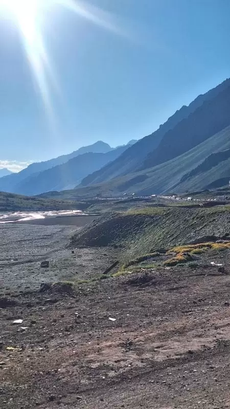 Una larga fila de automóviles surcaba la alta montaña mendocina a las 10.00 del viernes 27 de diciembre de 2024.