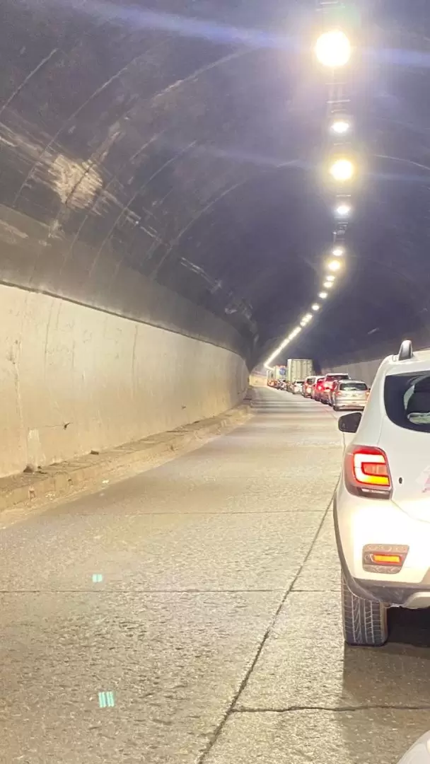 El tránsito en el interior del Túnel Internacional Cristo Redentor también había quedado detenido debido a la gran afluencia de viajeros hacia Chile.
