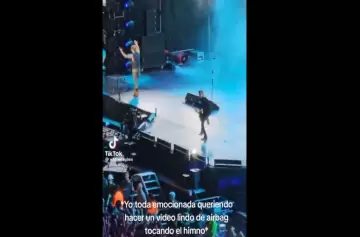 Fan le arruinó un épico momento del recital de Airbag y la comparó con un pollo