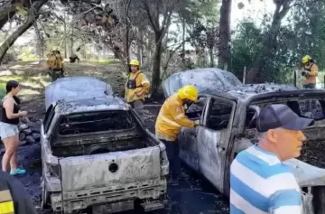 Comieron un asado, salieron en lancha y las brasas les incendiaron sus camionetas