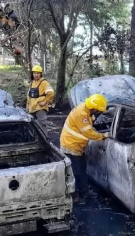 Dos camionetas se incendiaron producto de un fuego mal apagado.